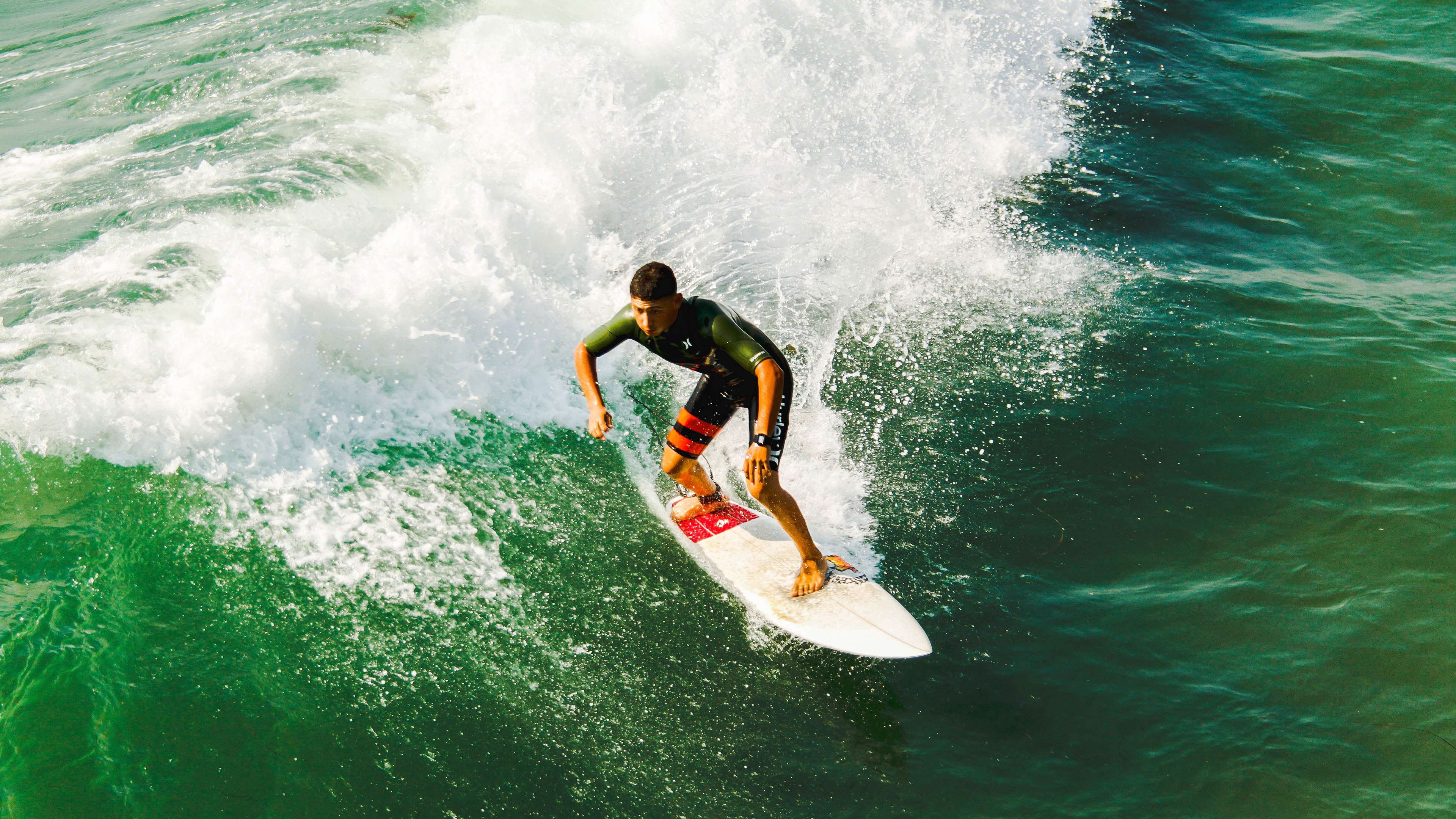 绿茵场与篮球馆，跨越时空的翻盘启示
