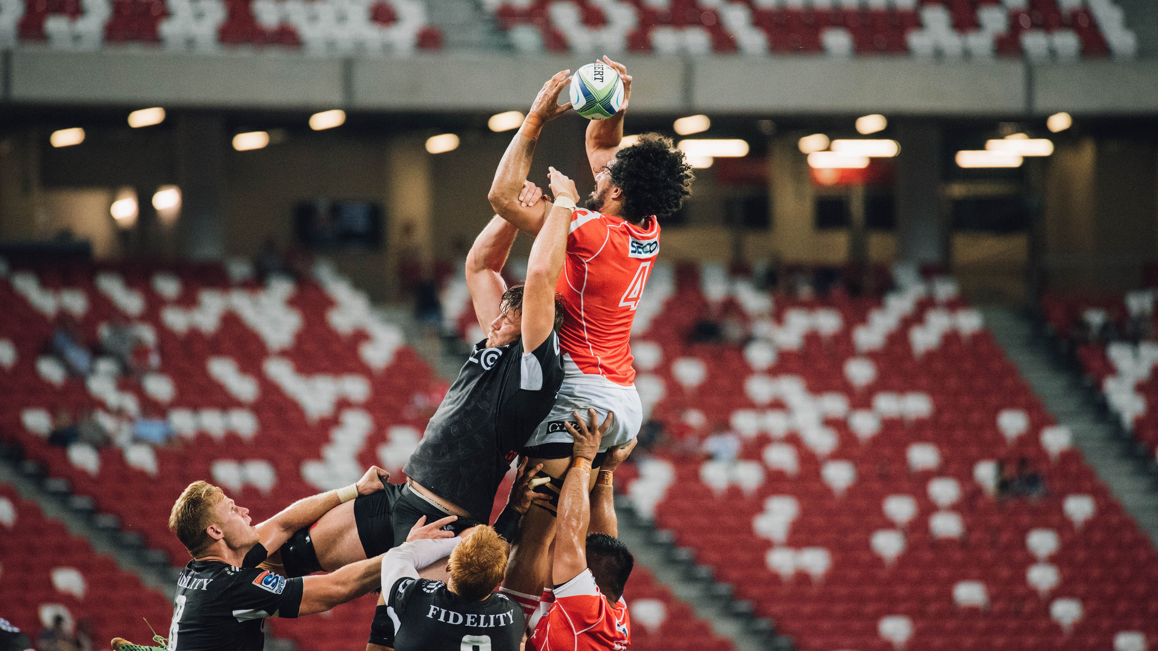 FBsports-红黑风暴中的孤胆英雄，当汉密尔顿用一场惊艳绝伦的逆转，书写法拉利对迈凯伦的唯一胜利